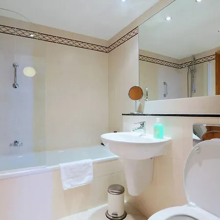 Sunny Large 2 Bedroom Apt, With Golf Course Views.
