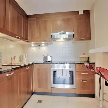 Sunny Large 2 Bedroom Apt, With Golf Course Views.